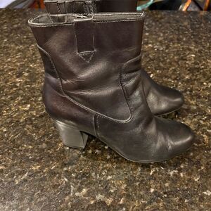 Clark’s Women's Black Ankle Boots Size 8M 3" Heel Casual Zip